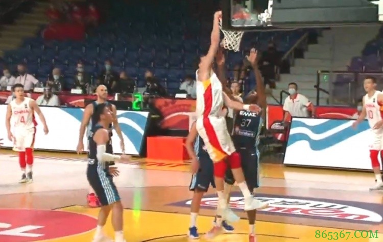 泰山压顶!周琦单臂暴力隔扣字母弟