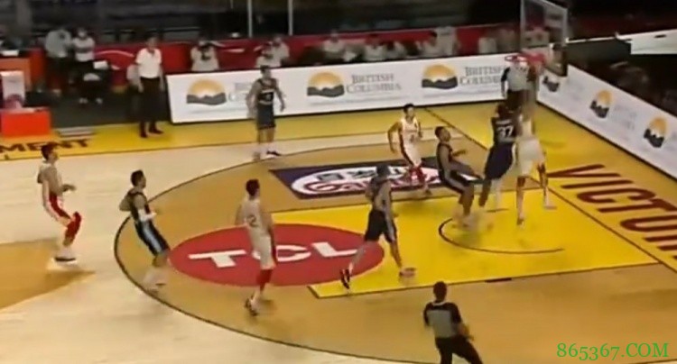 字母弟干扰周琦上篮 落地后额外推了一把周琦