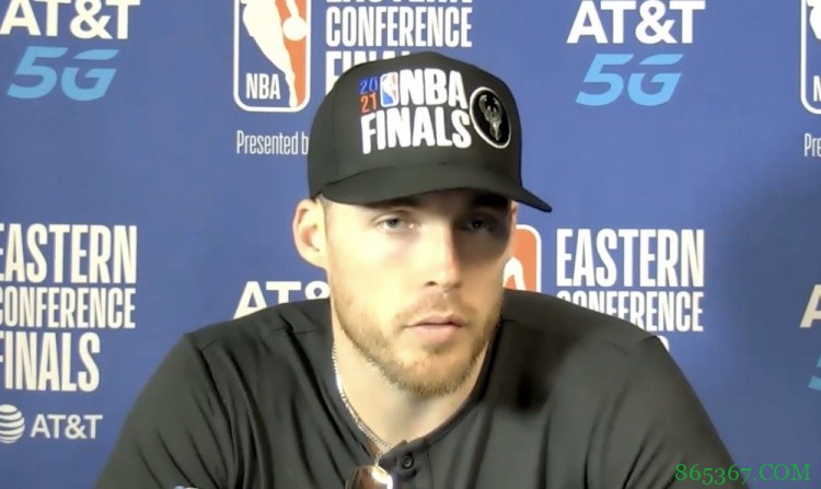 康诺顿：我们这支球队展现了韧性 有幸和霍勒迪成为队友