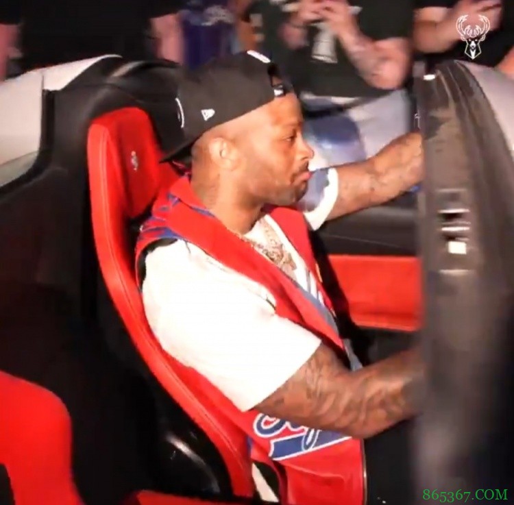 ?凯旋！雄鹿众将回密尔沃基受到夹道欢迎