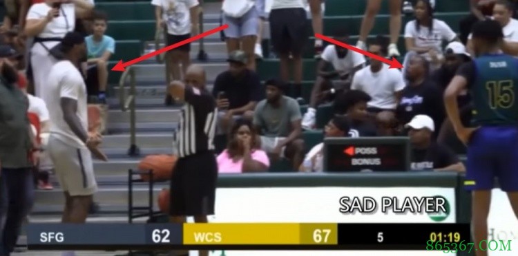 现场播音员带布朗尼节奏 詹姆斯上前与其理论