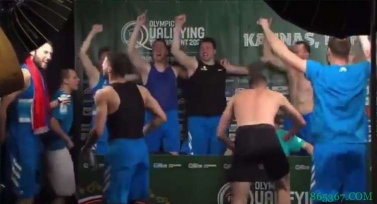 ?男人的快乐！东契奇接受采访时队友一拥而入一起尬舞