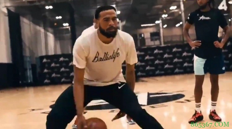 THT和说唱歌手J. Cole一同训练 湖人助教菲尔-汉迪从旁指导