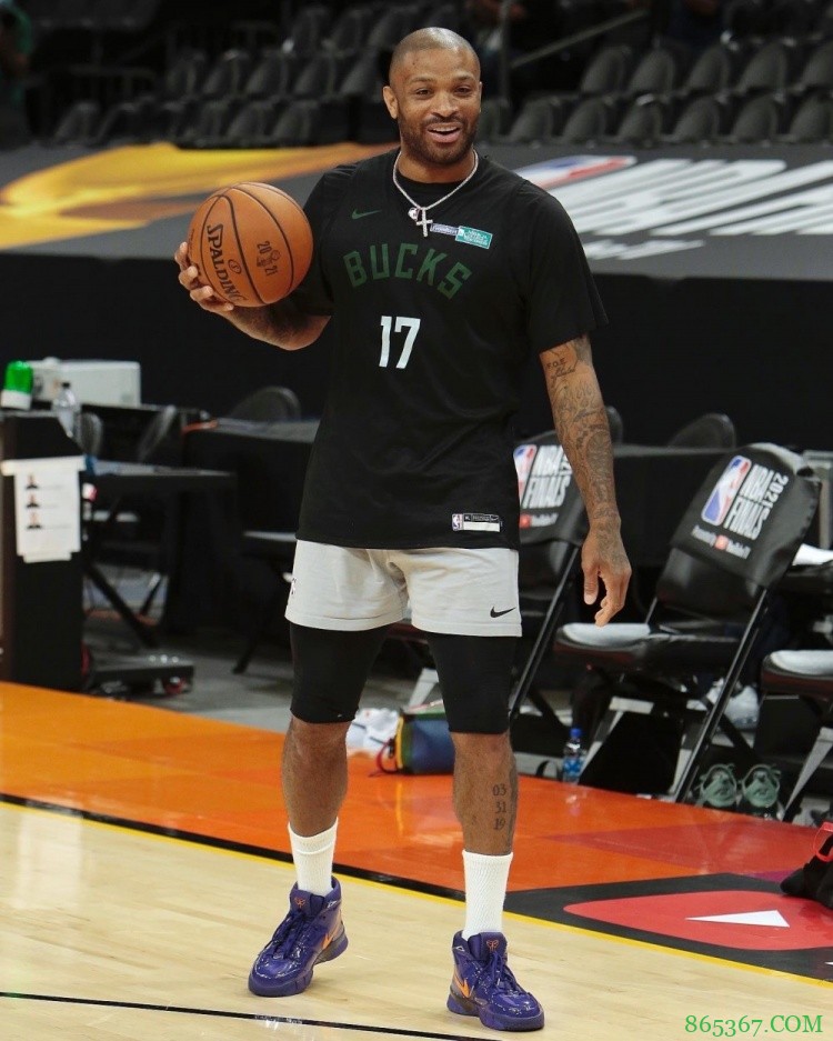 Respect！塔克身穿布克定制版球鞋进行训练