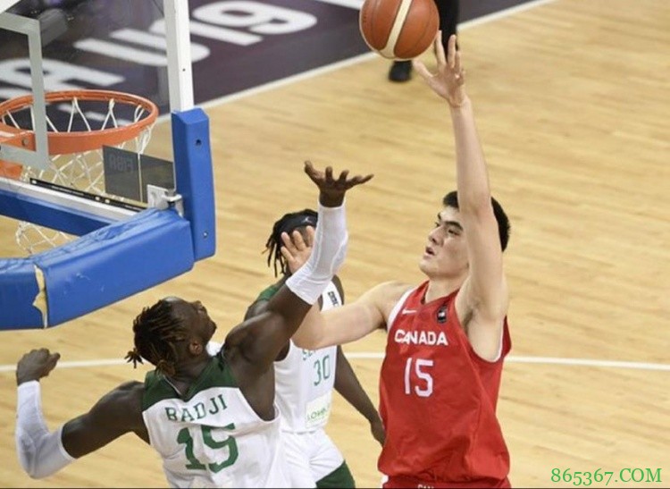U19男篮世界杯 19岁加拿大华裔中锋周志豪爆砍18分17板2帽