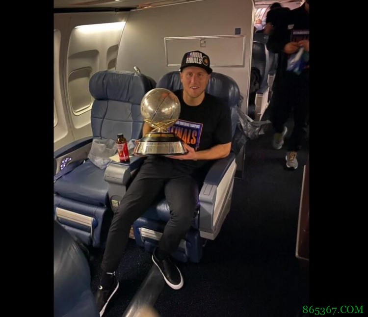 名记：奇才就新主帅职位面试太阳助教凯文-杨