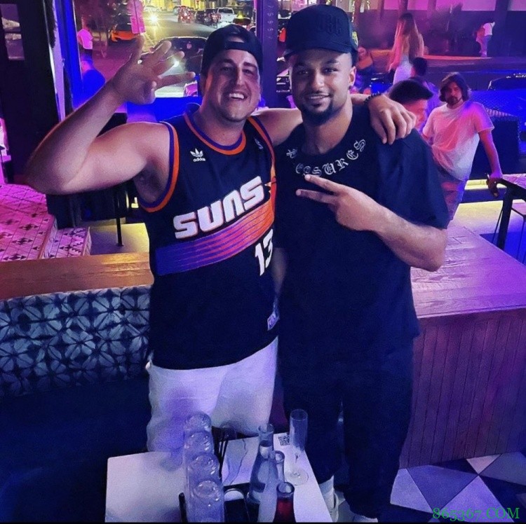 暴打掘金球迷的太阳球迷和穆雷合影 被打者穿的正是穆雷球衣