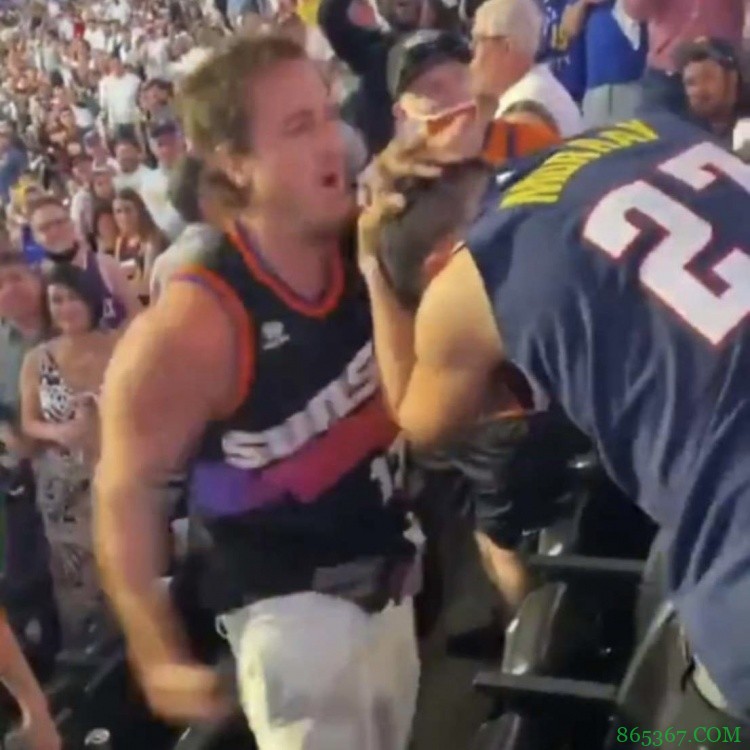 暴打掘金球迷的太阳球迷和穆雷合影 被打者穿的正是穆雷球衣