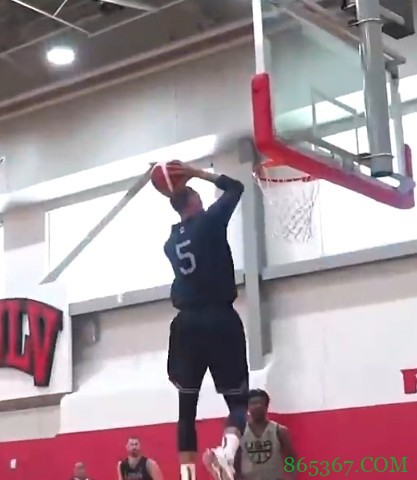 美如画！美国男篮训练营拉文接杜兰特传球折叠双手暴扣