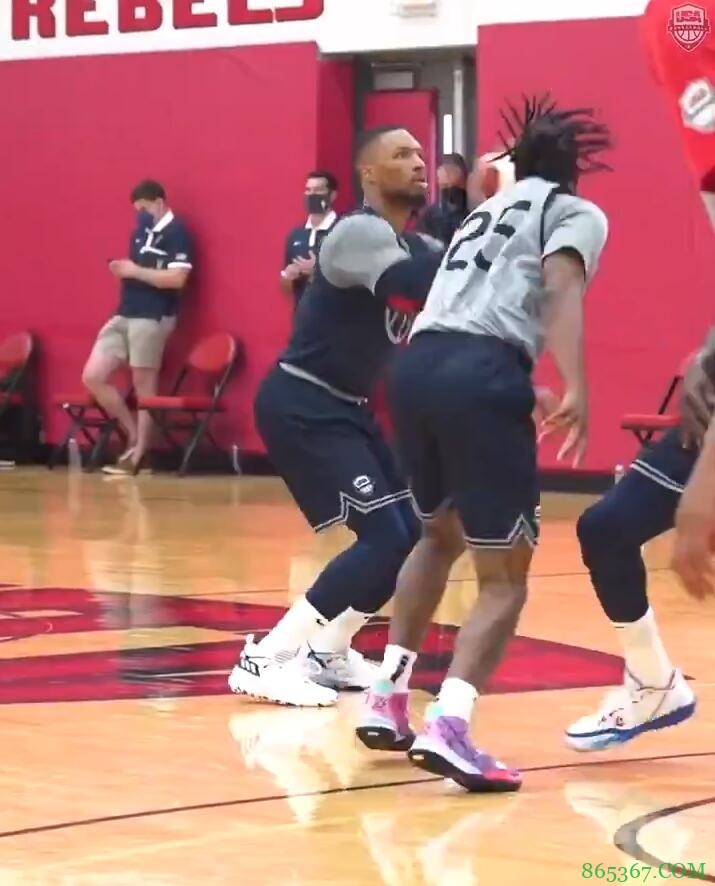 备战奥运！美国男篮训练 利拉德接追梦助攻命中logo三分