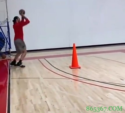 ?扩展射程！鹈鹕中锋亚当斯训练时连续命中三分