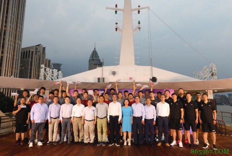 间接官宣？上海男篮官方晒活动照 王哲林在列