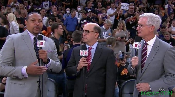 今日赛前 一太阳球迷举起“乔丹大于詹姆斯”A4纸