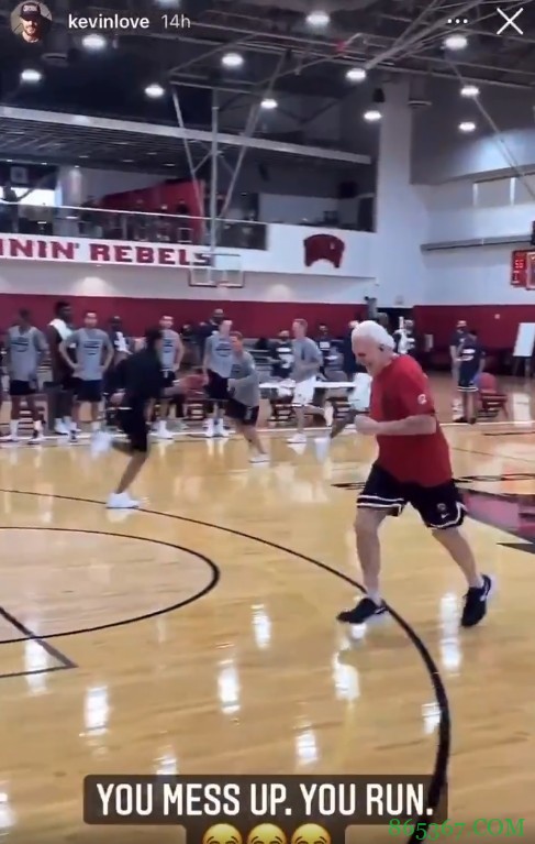 美国男篮训练 主教练波波维奇和整个教练组一同折返跑