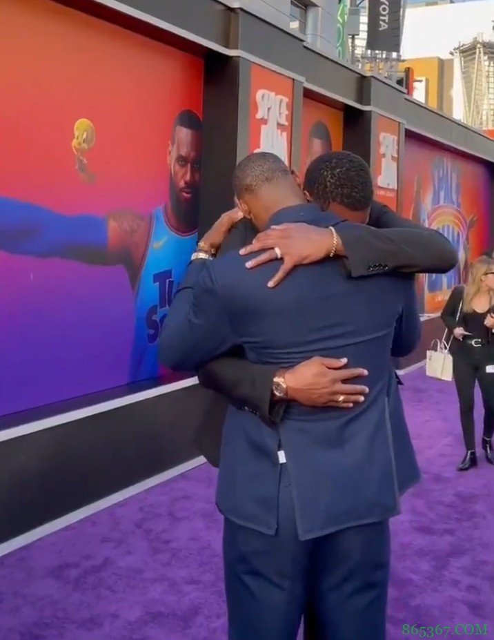 ?好兄弟抱一抱！詹姆斯宣传《空中大灌篮2》与波什热情相拥