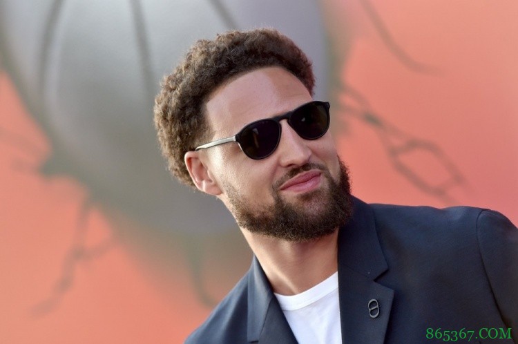 詹汤组合？克莱现身《大灌篮2》首映礼 与詹姆斯海报合影