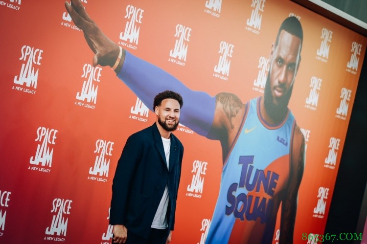 詹汤组合？克莱现身《大灌篮2》首映礼 与詹姆斯海报合影