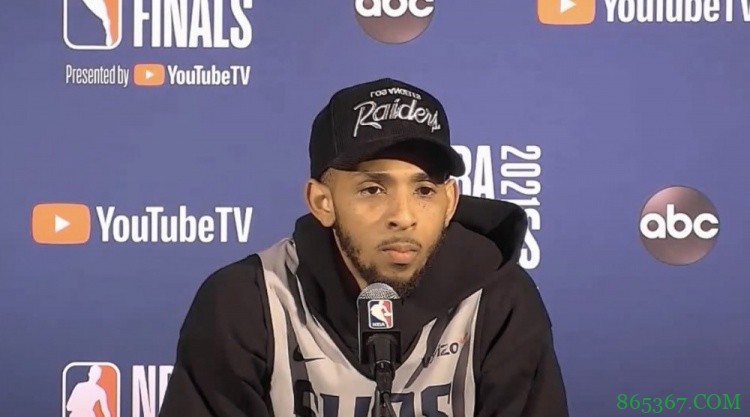 佩恩:我觉得右手投篮的姿势很丑 完全不担心布克的表现