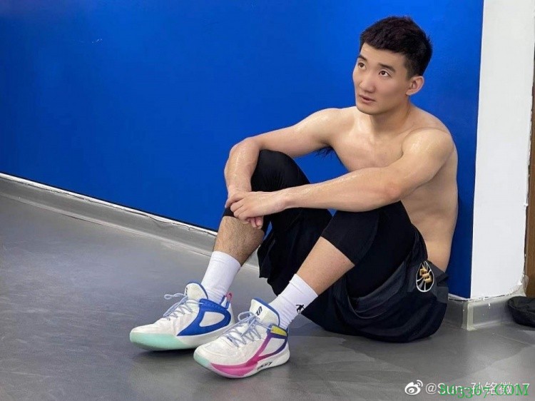 孙铭徽晒训练照:有变化 下赛季见