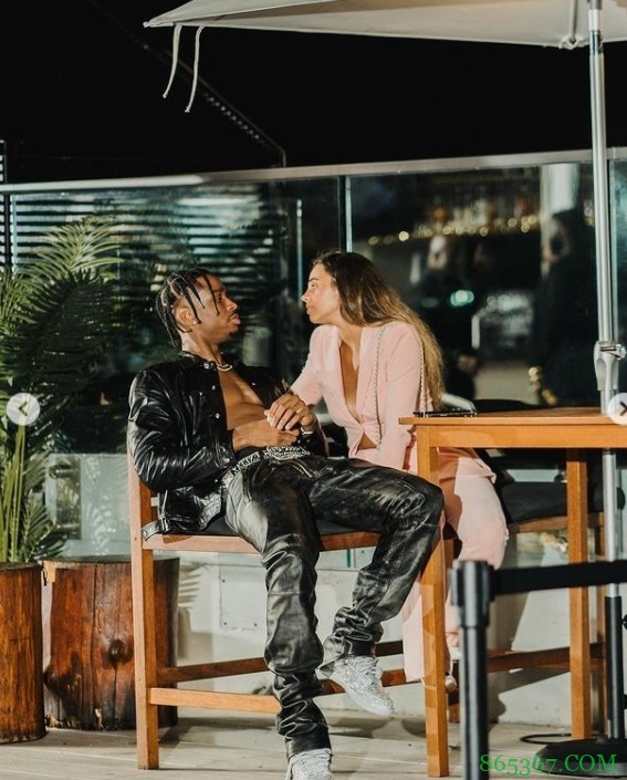 人生赢家!亚历山大晒与女友合照:他和她