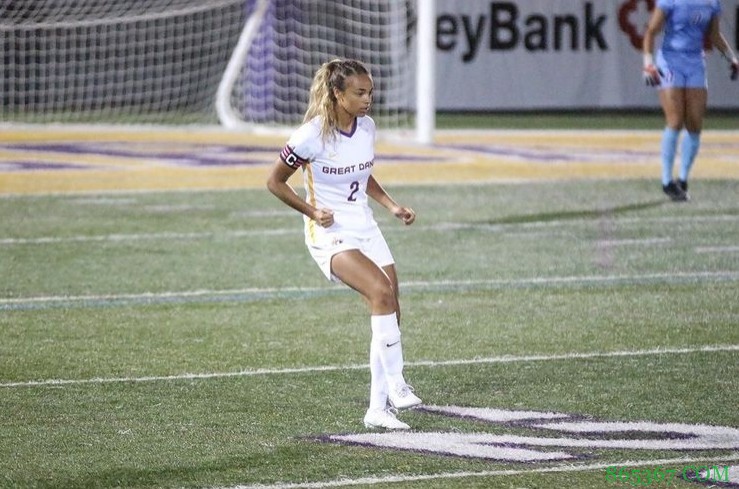 人生赢家!亚历山大晒与女友合照:他和她