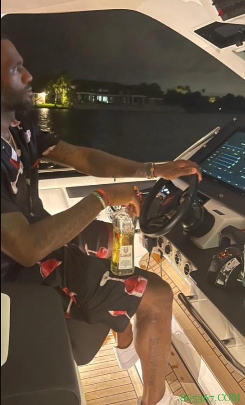 老詹晒驾高级快速游艇出游照:不可思议??✊?❤️?