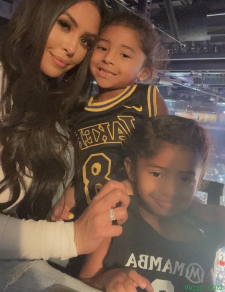 2&24！瓦妮莎带两个女儿观看WNBA全明星赛