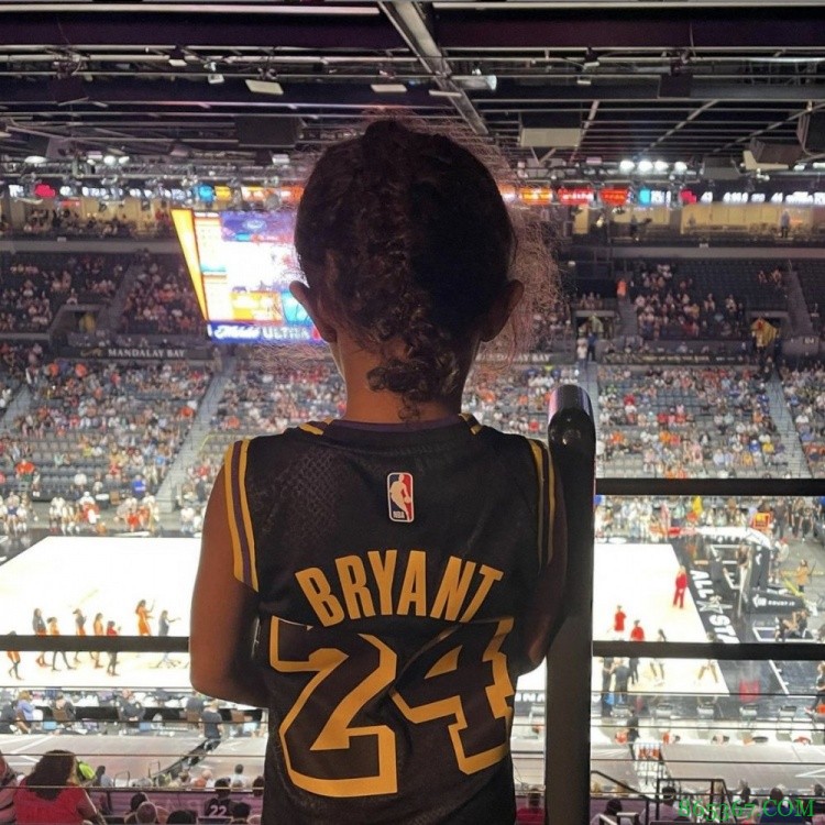 2&24！瓦妮莎带两个女儿观看WNBA全明星赛