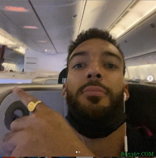 戈贝尔晒法国男篮全队合照：出发去东京！