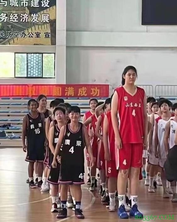 超级中锋?14岁山东女孩身高2米26追平姚明 曾爆砍42分25板6帽