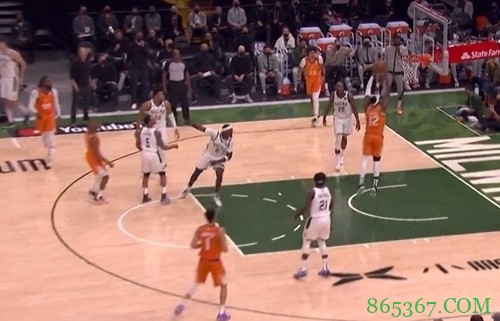 总决赛G4述评:字母哥打5号位攻防破局 布克一个人得分不解渴?