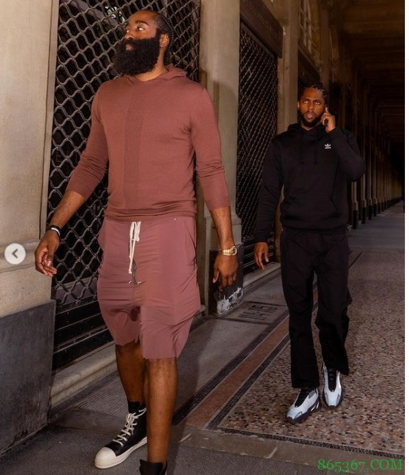 逛街时间!哈登社媒晒与友人逛高档百货商店照片