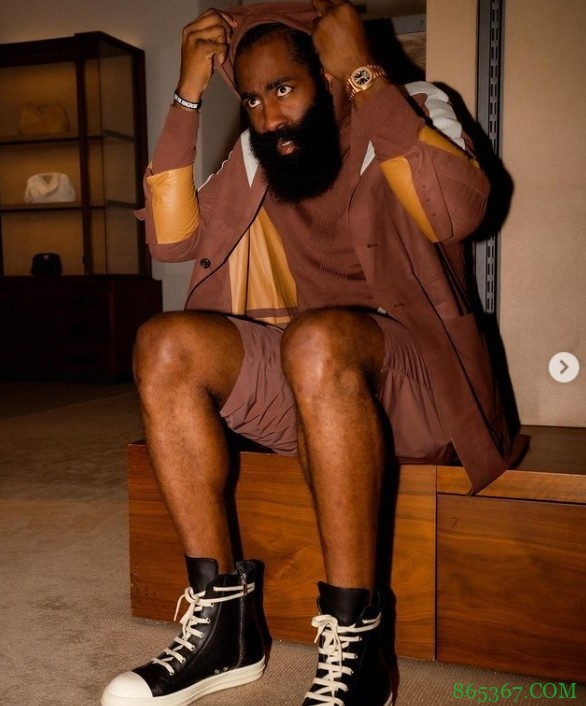 逛街时间!哈登社媒晒与友人逛高档百货商店照片