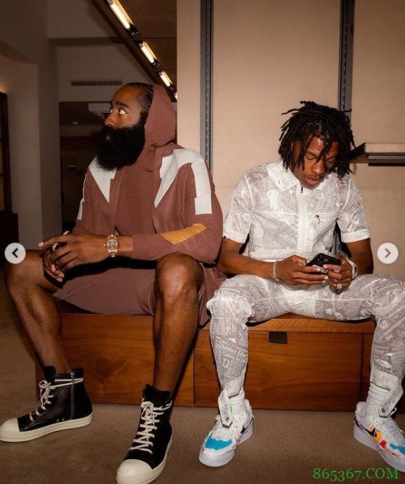 逛街时间!哈登社媒晒与友人逛高档百货商店照片