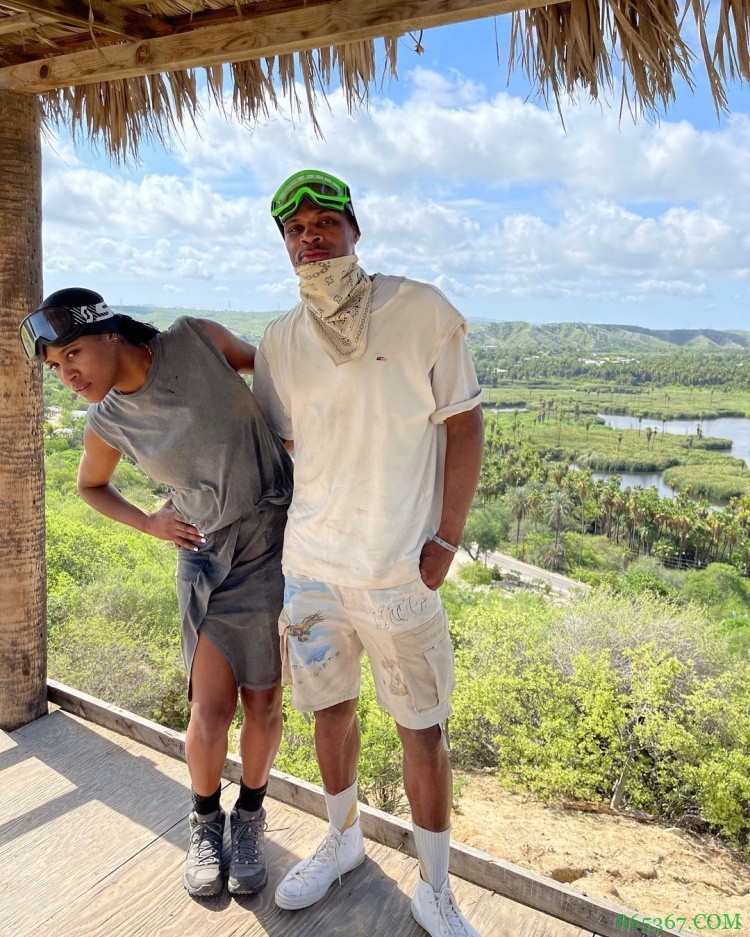 二人世界！威少社媒晒与妻子一同度假照片