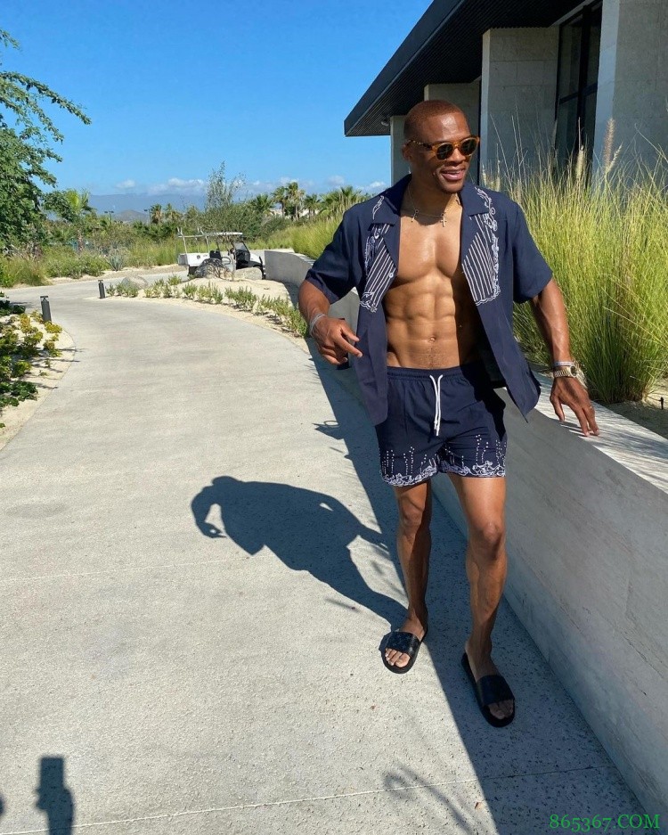 二人世界！威少社媒晒与妻子一同度假照片