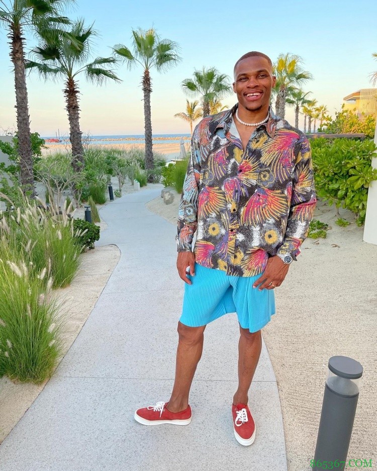 二人世界！威少社媒晒与妻子一同度假照片