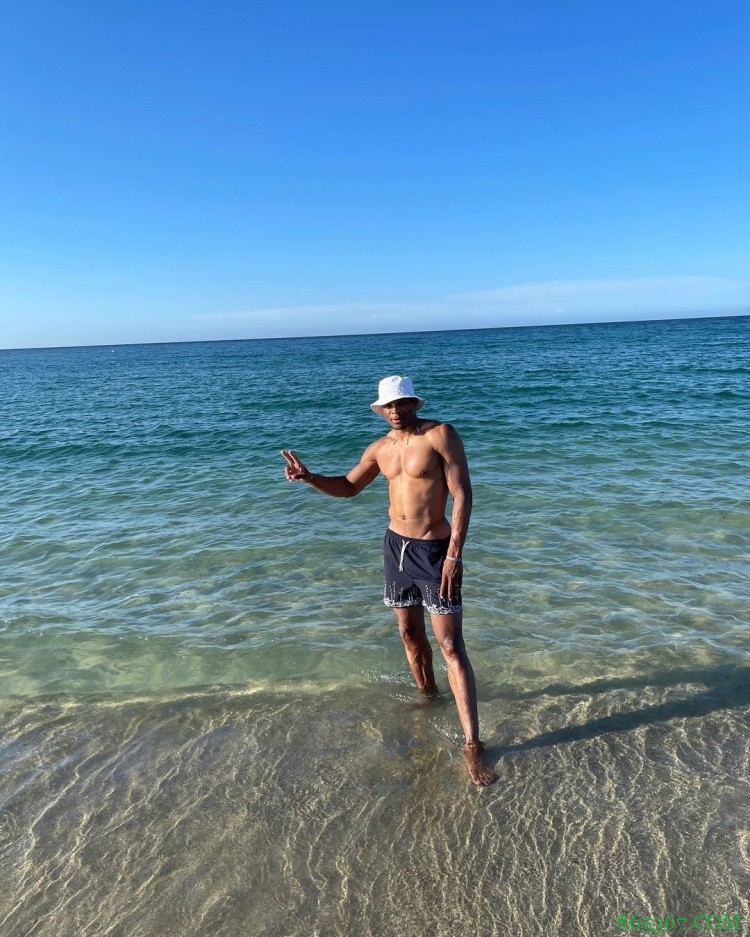 二人世界！威少社媒晒与妻子一同度假照片