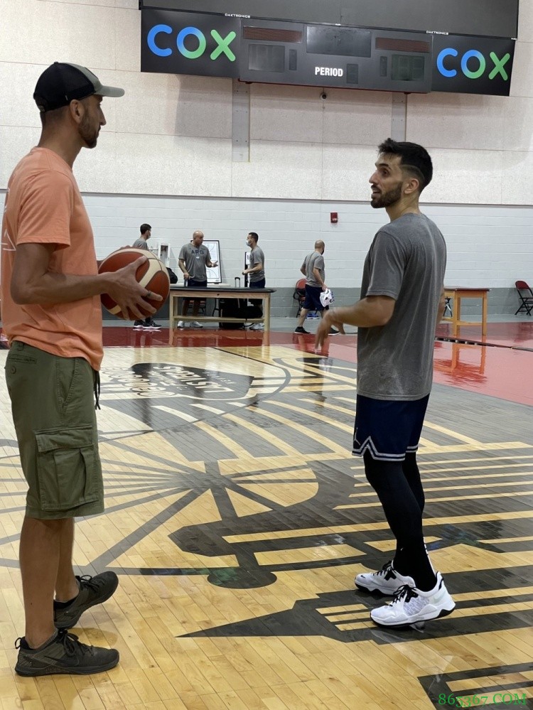 马努-吉诺比利现身阿根廷男篮训练营 并与坎帕佐等人亲切交谈