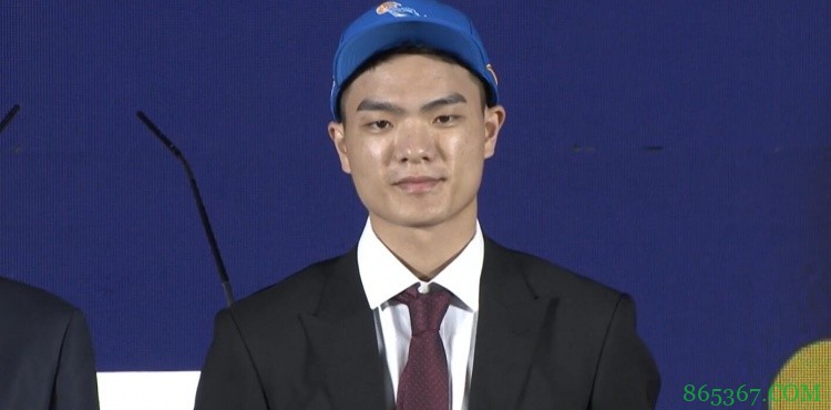2021年CBA选秀大会:福建男篮用6号签选中黎伊扬