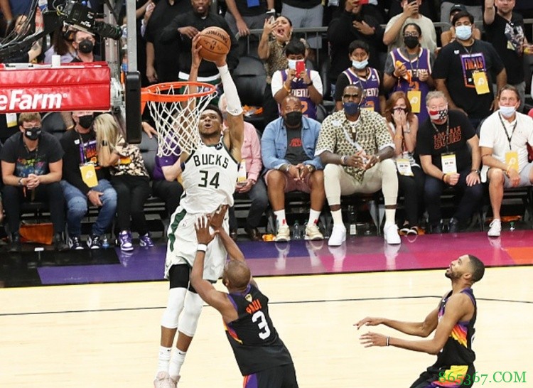 伟大见证了伟大！字母哥绝命空接的背景中坐着詹姆斯！