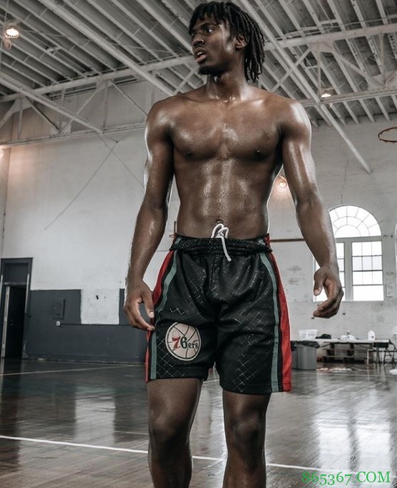 76人小将马克西晒训练照:每天提高百分之一