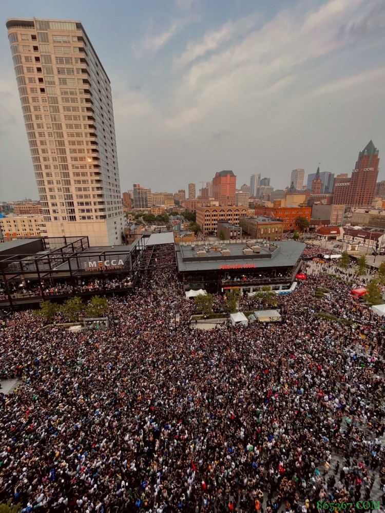 这氛围！雄鹿主场外6万余名球迷已经聚集准备场外观赛