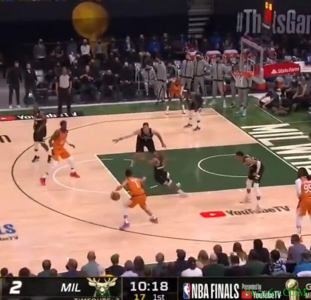 布克急停加速向前再回拉晃倒塔克 随后出手三分不中