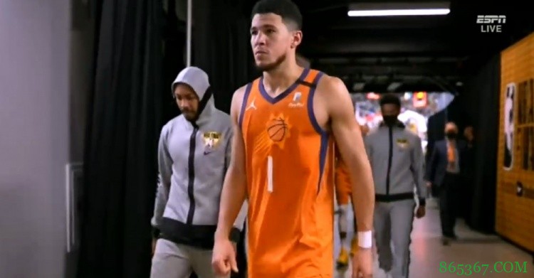 状态全无！布克22中8仅得19分 心态受影响全场6失误