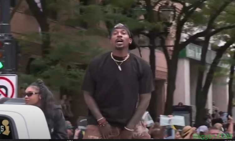 詹宁斯出现在雄鹿夺冠游行车队中 大喊Bucks in 6