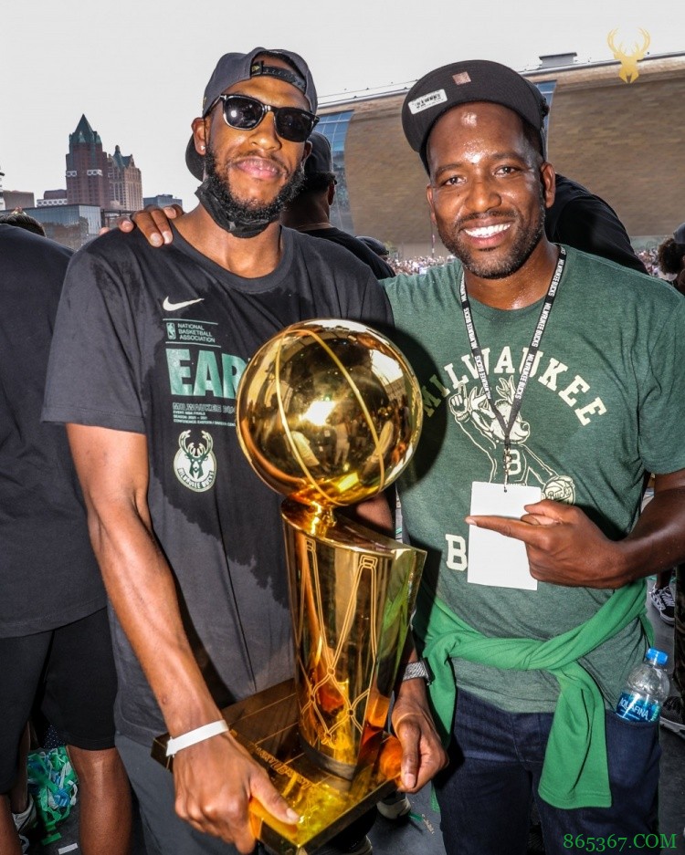 传承！雄鹿官方晒迈克尔-里德和米德尔顿合影