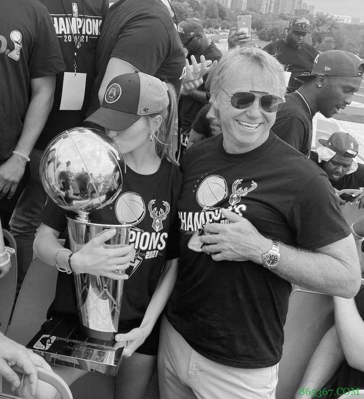 雄鹿老板女儿INS:雄鹿是NBA总冠军??????