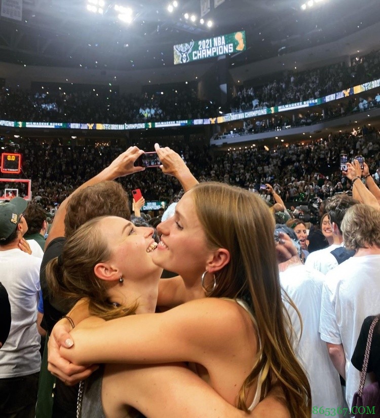 雄鹿老板女儿INS:雄鹿是NBA总冠军??????