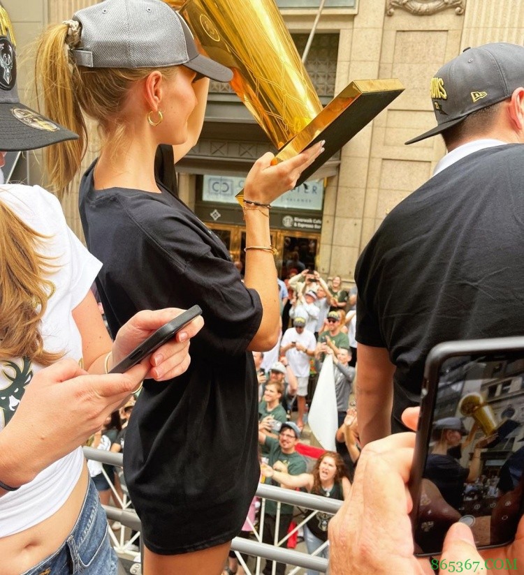 雄鹿老板女儿INS:雄鹿是NBA总冠军??????